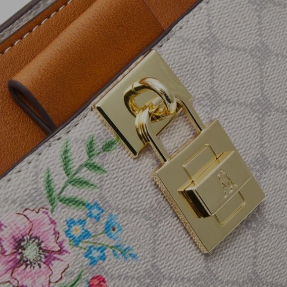 Elegant Crossbody Handbag - Picture 4 of 4